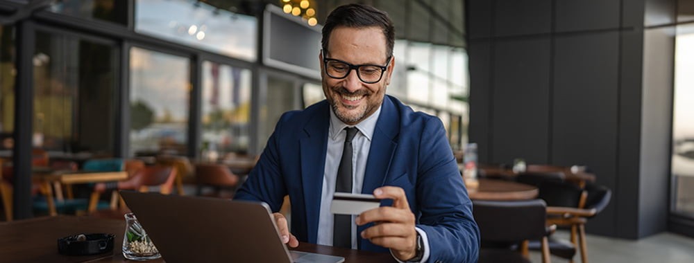 Chef d’entreprise consultant ses encaissements pour anticiper les retards de paiement